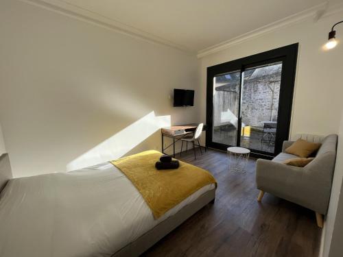 une chambre avec un lit, un canapé et une fenêtre dans l'établissement Apartment in Le Mans near Historic Center, au Mans