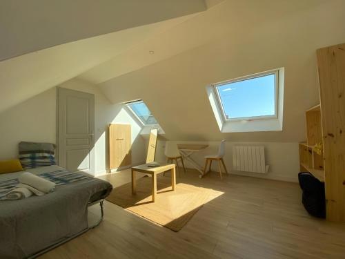 - une chambre mansardée avec un lit et une table dans l'établissement Studio in Le Mans near 24 Hours Circuit, au Mans