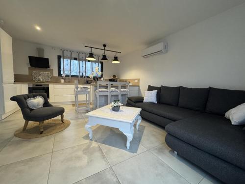 Modern Comfort & Style near Circuit