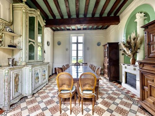 une salle à manger ornée avec une table et des chaises dans l'établissement Live the Château Dream in the Loire Countryside, à Bazouges-sur-le-Loir