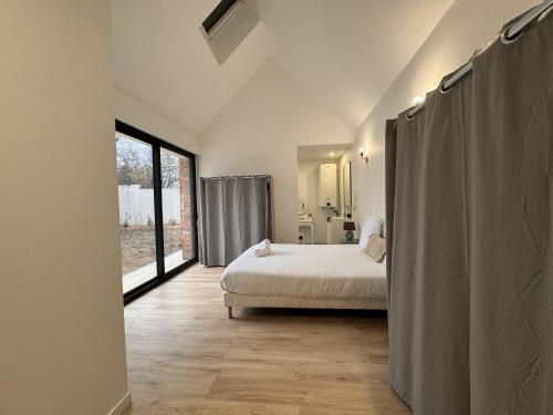 une chambre avec un lit et une grande fenêtre dans l'établissement Apartment in Écommoy near Le Mans Circuit, à Écommoy