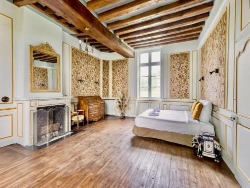 Cette grande chambre comprend un lit et un piano. dans l'établissement Live the Château Dream in the Loire Countryside, à Bazouges-sur-le-Loir