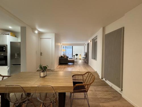 une cuisine et une salle à manger avec une table et des chaises dans l'établissement Apartment in Écommoy near Le Mans Circuit, à Écommoy