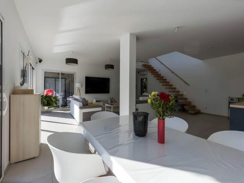 Photo de la galerie de l'établissement Modern Villa for 10 with Private Pool, à Yvré-lʼÉvêque