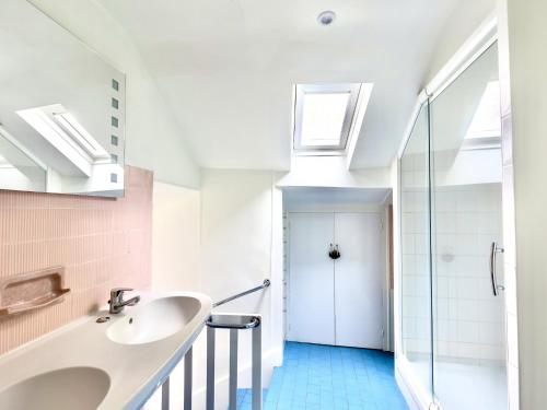 La salle de bains est pourvue d'un lavabo et d'une douche à l'italienne. dans l'établissement Live the Château Dream in the Loire Countryside, à Bazouges-sur-le-Loir