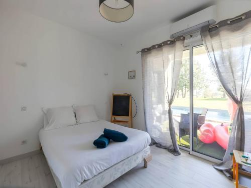 Photo de la galerie de l'établissement Modern Villa for 10 with Private Pool, à Yvré-lʼÉvêque