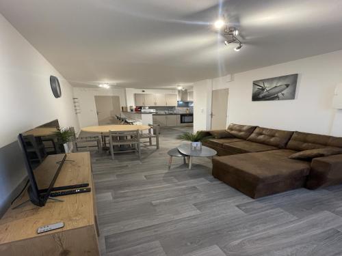 un salon avec un canapé et une table dans l'établissement Apartment in Yvré-l Évêque near Le Mans Circuit, à Yvré-lʼÉvêque