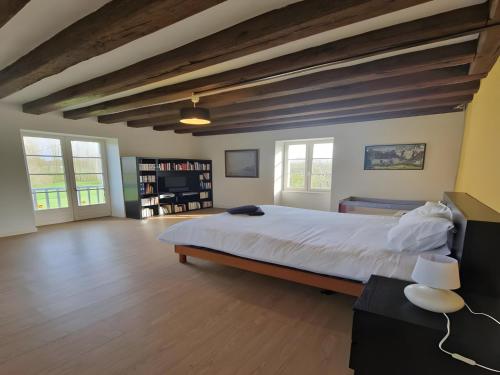 - une grande chambre avec un grand lit et des plafonds en bois dans l'établissement Stone House in La Flèche with Garden & BBQ, à Thorée-les-Pins