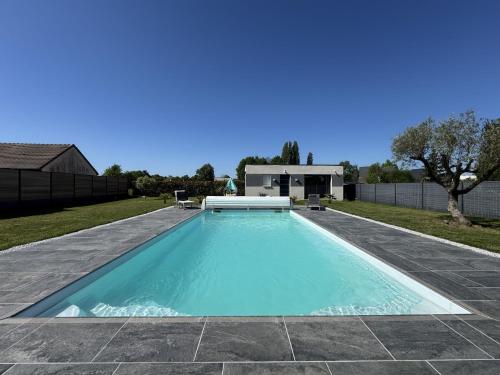 Photo de la galerie de l'établissement House in Changé with Private Heated Pool, à Changé