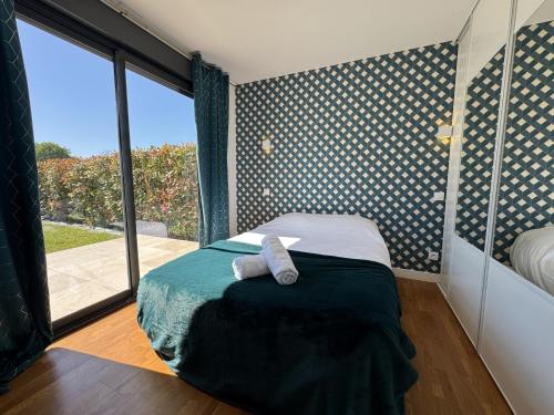 Photo de la galerie de l'établissement House in Changé with Private Heated Pool, à Changé