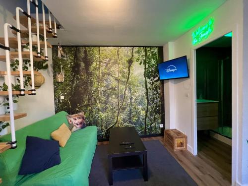 - un chien assis sur un canapé dans le salon dans l'établissement Cozy Home in Le Mans near Historic Center, au Mans