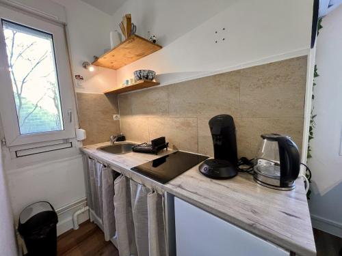 une cuisine avec un évier et un plan de travail dans l'établissement Cozy Home in Le Mans near Historic Center, au Mans