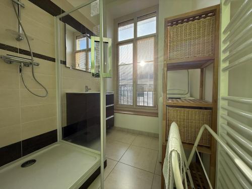 La salle de bains est pourvue d'une douche et d'une cabine de douche en verre. dans l'établissement Apartment in Le Mans with Private Garage, au Mans