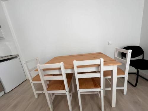 Η κουζίνα ή μικρή κουζίνα στο Charming Home near Le Mans Circuit