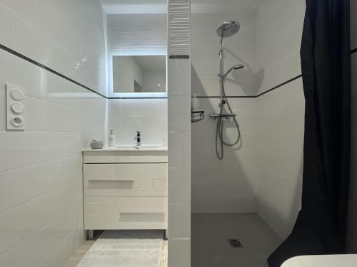 une salle de bain blanche avec une douche et un lavabo dans l'établissement House in Ruaudin near Le Mans Circuit, à Ruaudin