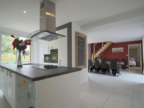 - une cuisine avec un comptoir orné d'un vase de fleurs dans l'établissement Villa in Moncé-en-Belin near Le Mans Circuit, à Moncé-en-Belin