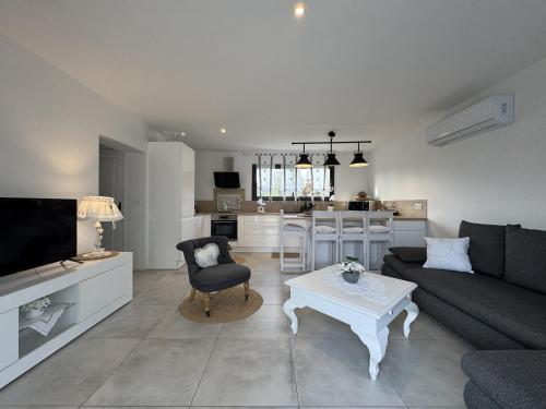 un salon avec un canapé et une table dans l'établissement House in Ruaudin near Le Mans Circuit, à Ruaudin