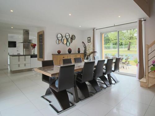 une cuisine et une salle à manger avec une table et des chaises dans l'établissement Villa in Moncé-en-Belin near Le Mans Circuit, à Moncé-en-Belin