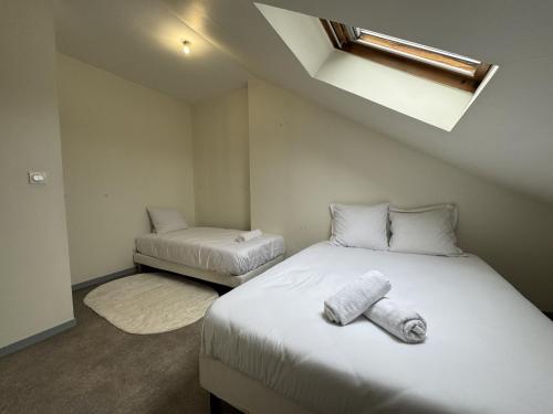 une chambre avec deux lits avec des serviettes dessus dans l'établissement Apartment near Le Mans 24H Circuit, à Yvré-lʼÉvêque