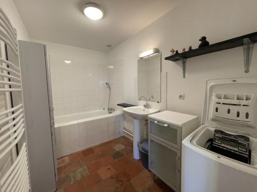 un piccolo bagno con lavandino e vasca di Stone House in Sarthe with Historic Chapel a Thorée-les-Pins