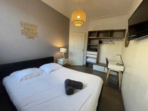 une chambre avec un lit avec un chapeau dessus dans l'établissement Apartment in Le Mans near Train Station, au Mans