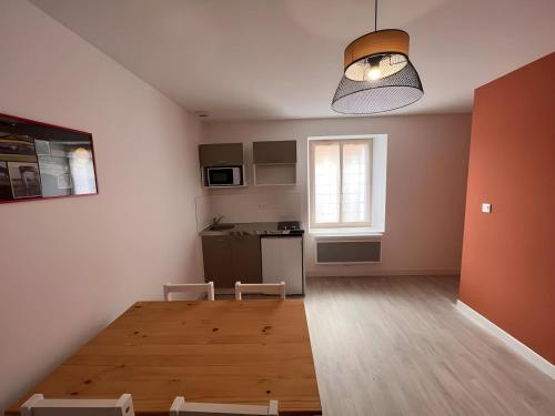 un salon avec une table et une cuisine dans l'établissement Apartment in Ballon near Le Mans Circuit, à Ballon