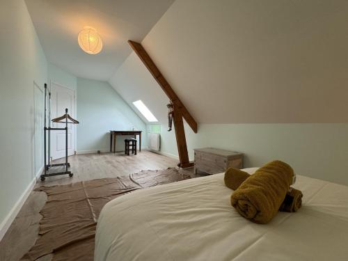 une chambre avec un lit dans un grenier dans l'établissement Apartment near Le Mans with Private Garden, à Chaufour-Notre-Dame