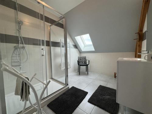 La salle de bains est pourvue d'une cabine de douche en verre. dans l'établissement Apartment near Le Mans with Private Garden, à Chaufour-Notre-Dame