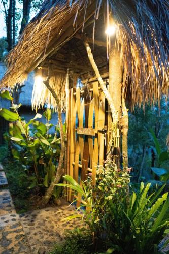 Taman di luar Ayo Hill Villa By Samhita Bali