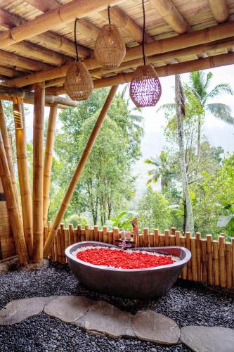 Taman di luar Ayo Hill Villa By Samhita Bali