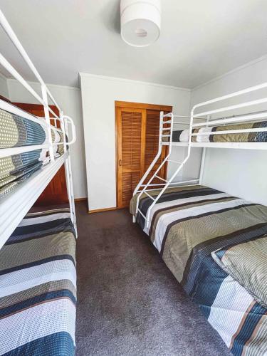Cama o camas de una habitación en The Treehouse - a home with stunning rural views