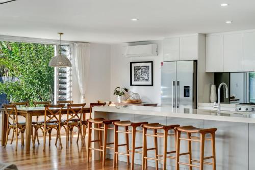 Una cocina o cocineta en Azure Retreat