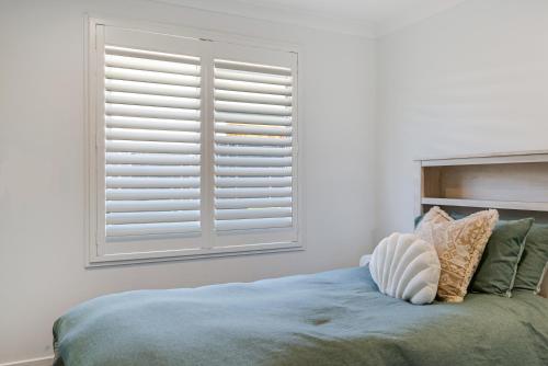 Una cama o camas en una habitación de Azure Retreat