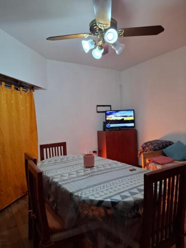 Μια τηλεόραση ή/και κέντρο ψυχαγωγίας στο Apartamento en alquiler temporario en Buenos Aires