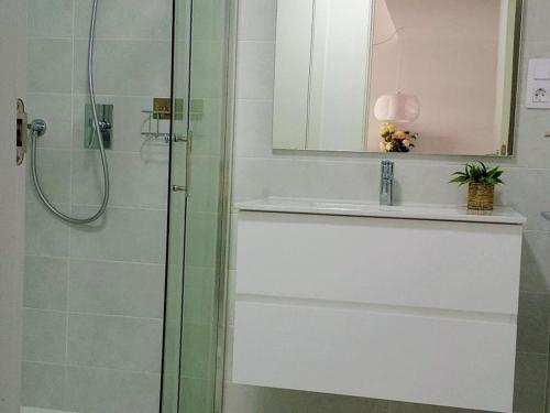 Ένα μπάνιο στο Moderno apartamento con piscina para 4 pers. en San Juan de los Terreros - ES-376-7