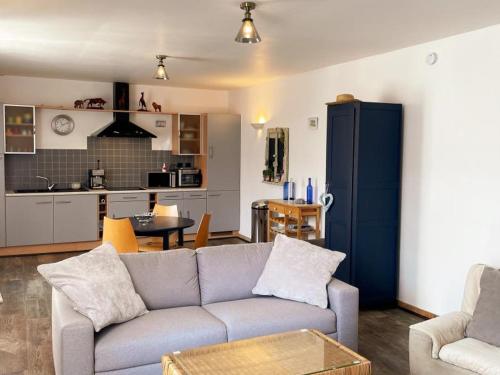 un salon avec un canapé et une cuisine dans l'établissement Gîte charmant à Veuzain-sur-Loire, proche des châteaux - FR-1-491-470, à Veuzain-sur-Loire
