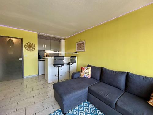 un salon avec un canapé et une cuisine dans l'établissement Studio rénové avec parking au Cap d'Agde - FR-1-249-444, au Cap d'Agde