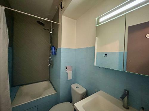 une salle de bain avec un lavabo, des toilettes et un miroir dans l'établissement Studio rénové avec parking au Cap d'Agde - FR-1-249-444, au Cap d'Agde