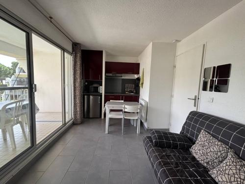 Photo de la galerie de l'établissement Studio avec terrasse et parking proche de la mer - FR-1-250-315, à La Grande Motte