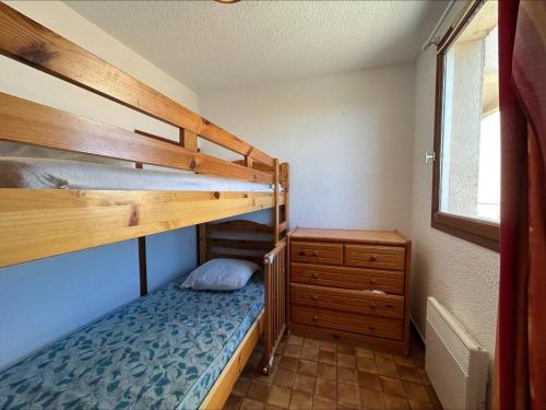 une chambre avec deux lits superposés et une commode dans l'établissement Appt 3 pièces, 6 couchages avec balcon et vue mer - FR-1-229D-164, à Fleury