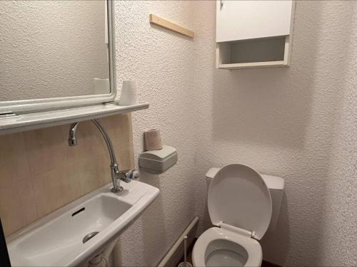 une petite salle de bain avec toilettes et lavabo dans l'établissement Appt 3 pièces, 6 couchages avec balcon et vue mer - FR-1-229D-164, à Fleury