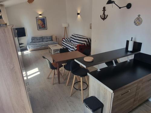 une cuisine et un salon avec une table et des chaises dans l'établissement Appartement T3 charmant près des quais, 4 pers. - FR-1-309-522, à Port-Vendres
