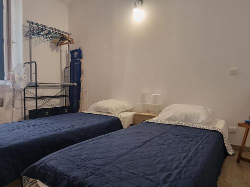 - 2 lits dans une chambre avec des couettes bleues dans l'établissement Appartement T3 charmant près des quais, 4 pers. - FR-1-309-522, à Port-Vendres