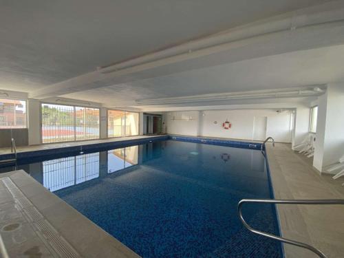 une grande piscine dans un immeuble dans l'établissement Appartement lumineux RDC 2 pièces avec piscine proche mer - FR-1-229C-111, à Port-la-Nouvelle
