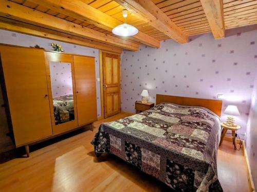 a bedroom with a bed and a wooden ceiling at Gîte du Champ du Bois : Confort au cœur des Vosges - FR-1-589-820 in Le Tholy