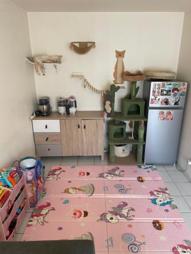 une cuisine avec un tapis rose sur le sol et un réfrigérateur dans l'établissement Appartement lumineux 13006, à Marseille