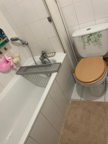 une petite salle de bain avec un lavabo et des toilettes dans l'établissement Appartement lumineux 13006, à Marseille