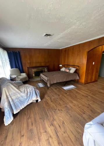 Ένα ή περισσότερα κρεβάτια σε δωμάτιο στο Spacious Renovated Ranch Retreat - Tackett Creek