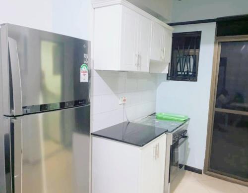 una cucina con frigorifero e piano di lavoro di Grafo a Kampala