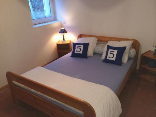 une chambre avec un lit avec deux oreillers dessus dans l'établissement Maison mitoyenne 4 pers à Barbâtre proche plage - FR-1-823-90, à Barbâtre